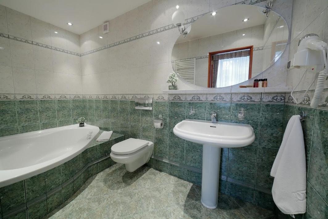 Palac Pod Kampinosem - Blisko Warszawy Leszno  Extérieur photo