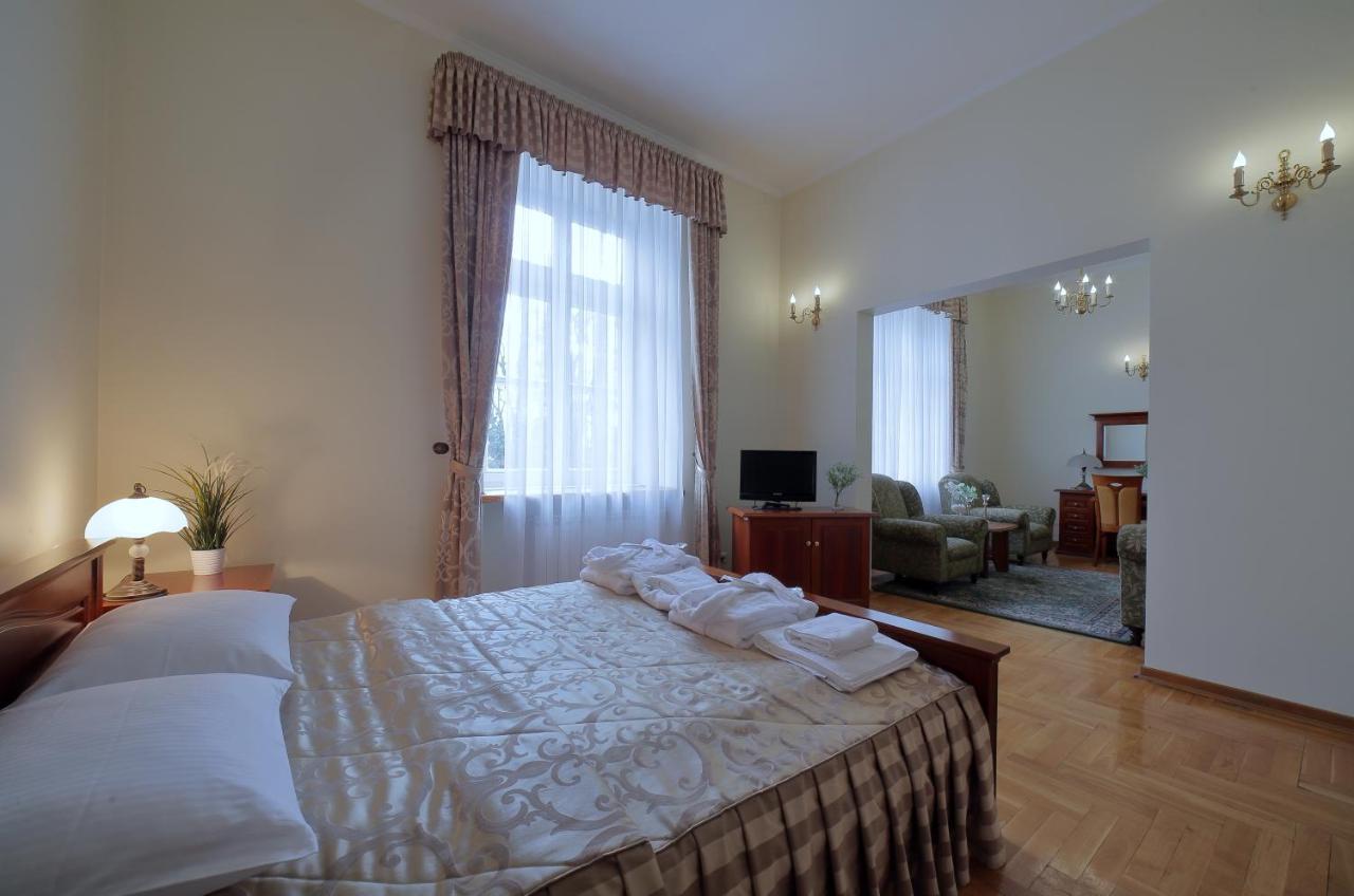Palac Pod Kampinosem - Blisko Warszawy Leszno  Extérieur photo