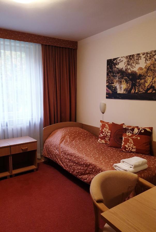 Palac Pod Kampinosem - Blisko Warszawy Leszno  Extérieur photo