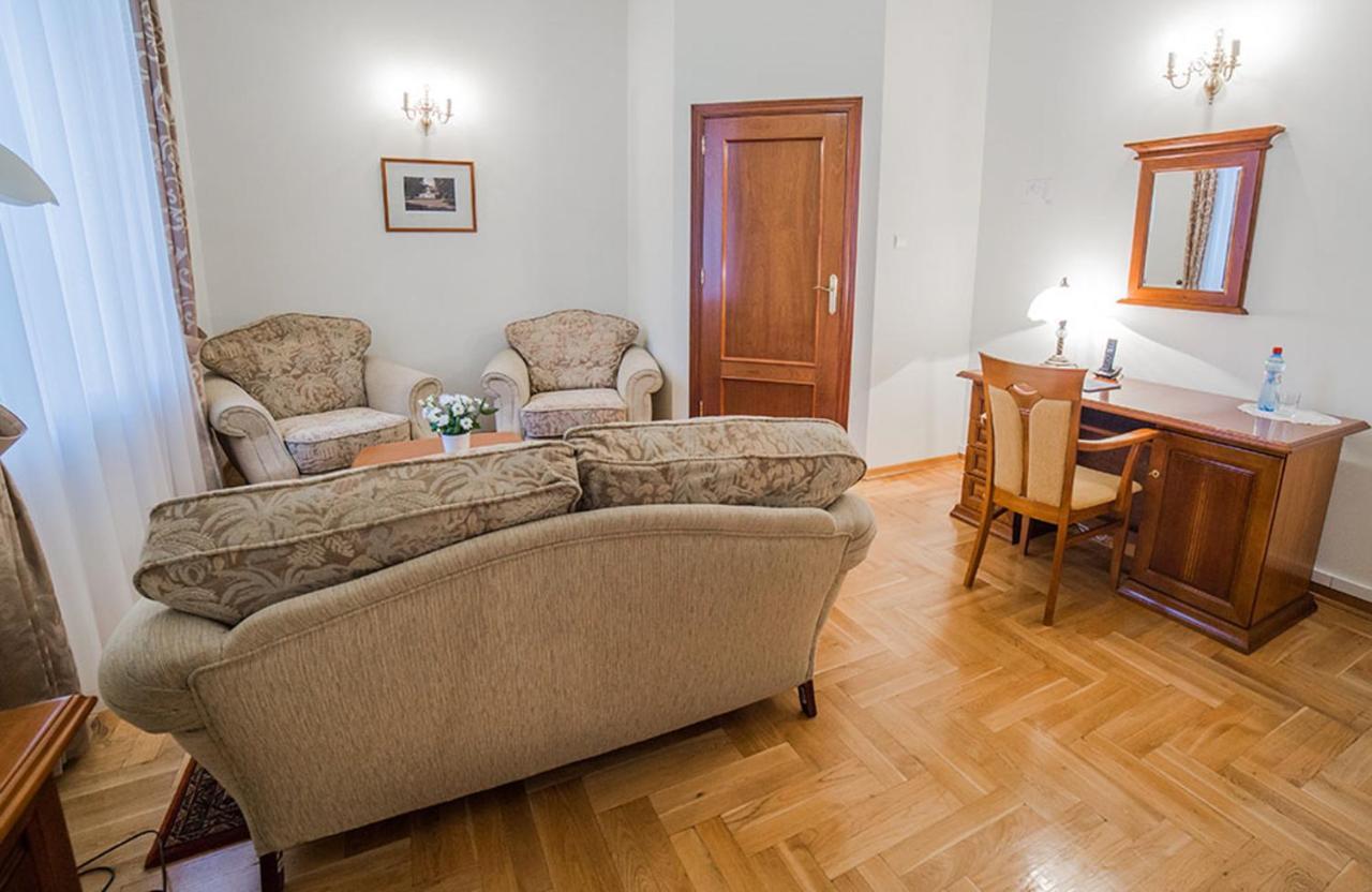 Palac Pod Kampinosem - Blisko Warszawy Leszno  Extérieur photo