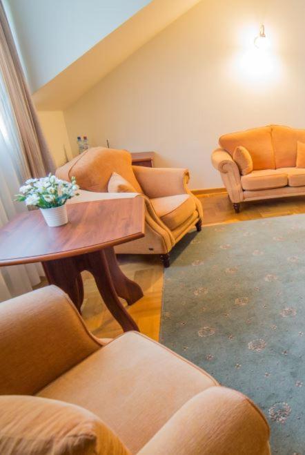 Palac Pod Kampinosem - Blisko Warszawy Leszno  Extérieur photo