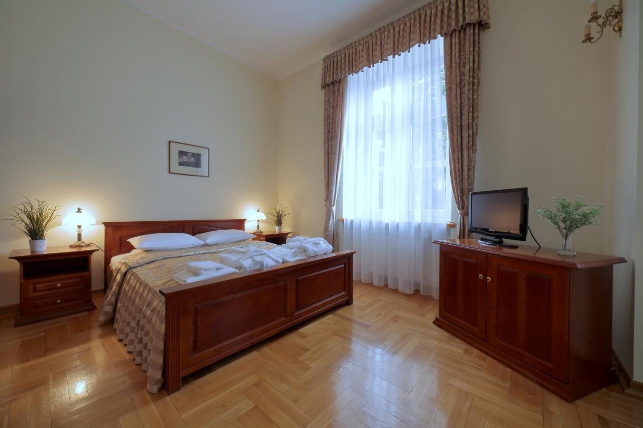 Palac Pod Kampinosem - Blisko Warszawy Leszno  Extérieur photo